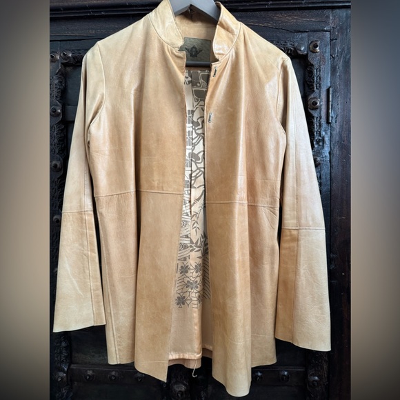 Fine Leather Jacket in Pristine Condition - Picture 2 of 8